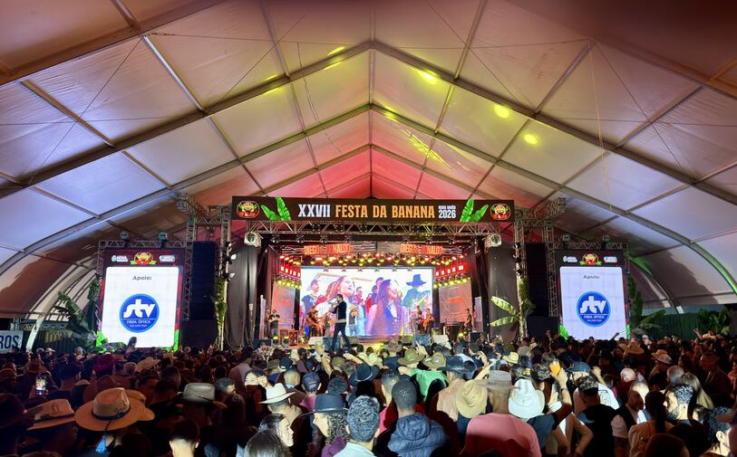 Estrutura montada para a Festa da Banana, com telões e palco
