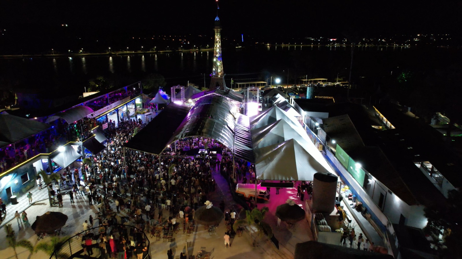 Vista aérea noturna de evento montado pela MS Produções e Eventos