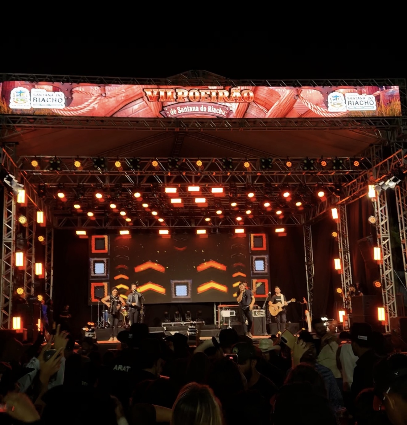 Palco montado para o evento VII Poeirão, com banda se apresentando