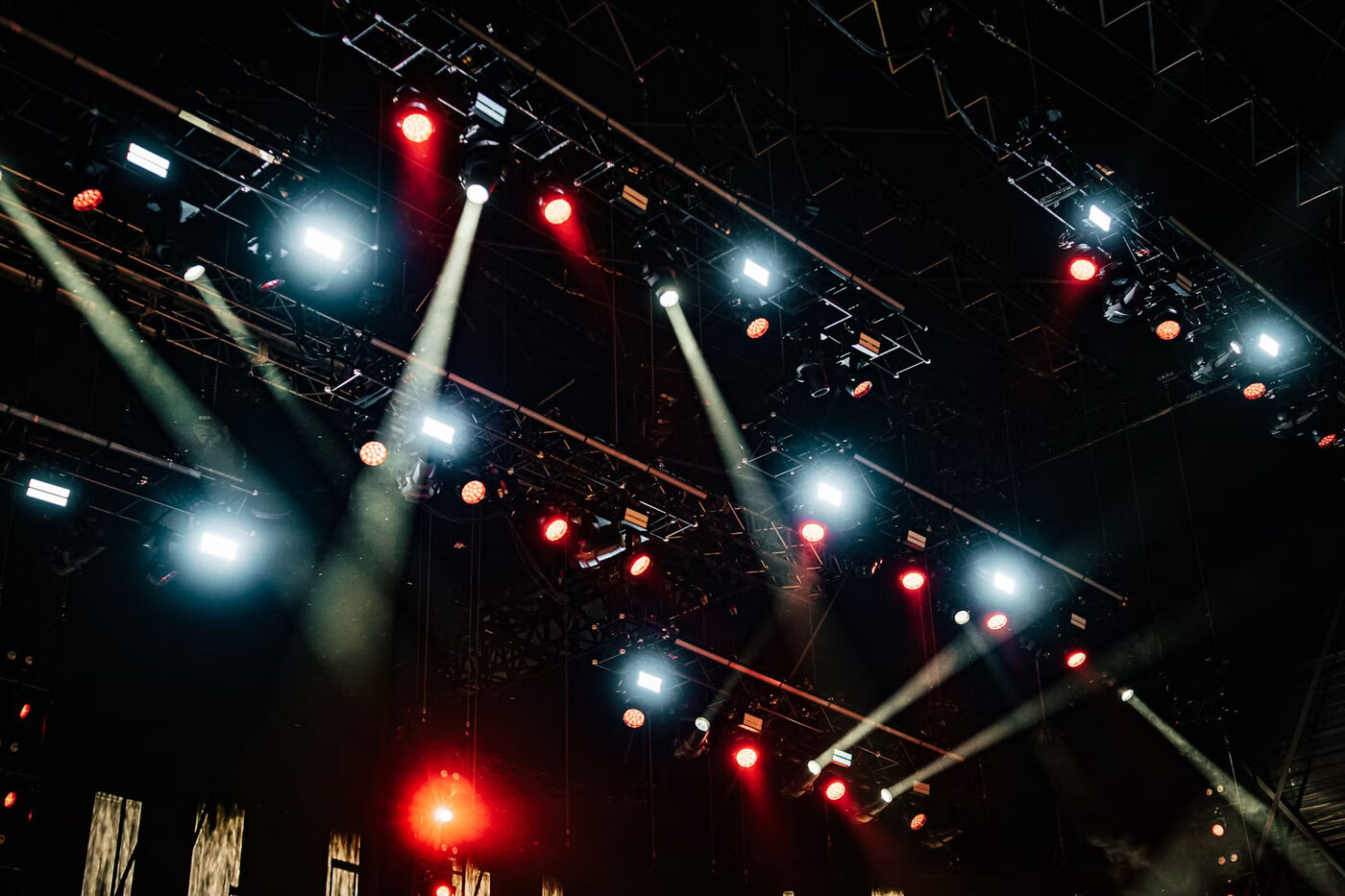 Treliça de iluminação cênica MS Produções e Eventos com refletores em evento noturno