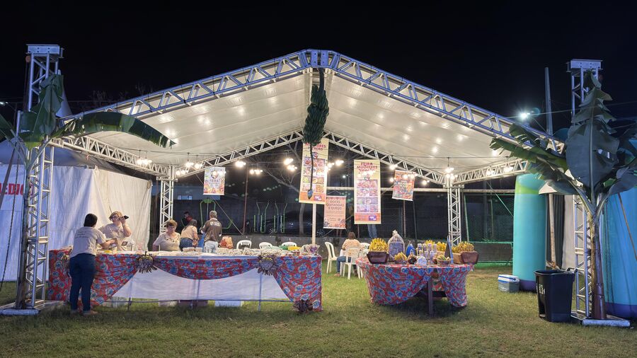 Tenda montada com decoração e mesa de buffet para evento