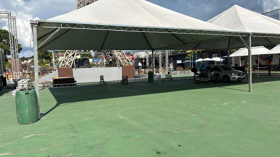 Tenda MS Produções e Eventos montada, vista externa durante o dia