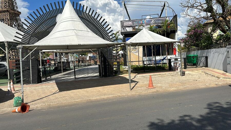 Tenda com cobertura em formato de pétala, montagem diurna