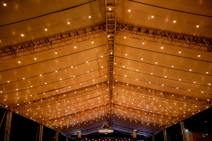 Detalhe do teto de tenda com luzes decorativas